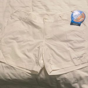 Woman’s white Columbia PFG shorts size L